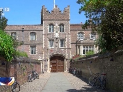英国剑桥大学计划新学年全年上网课