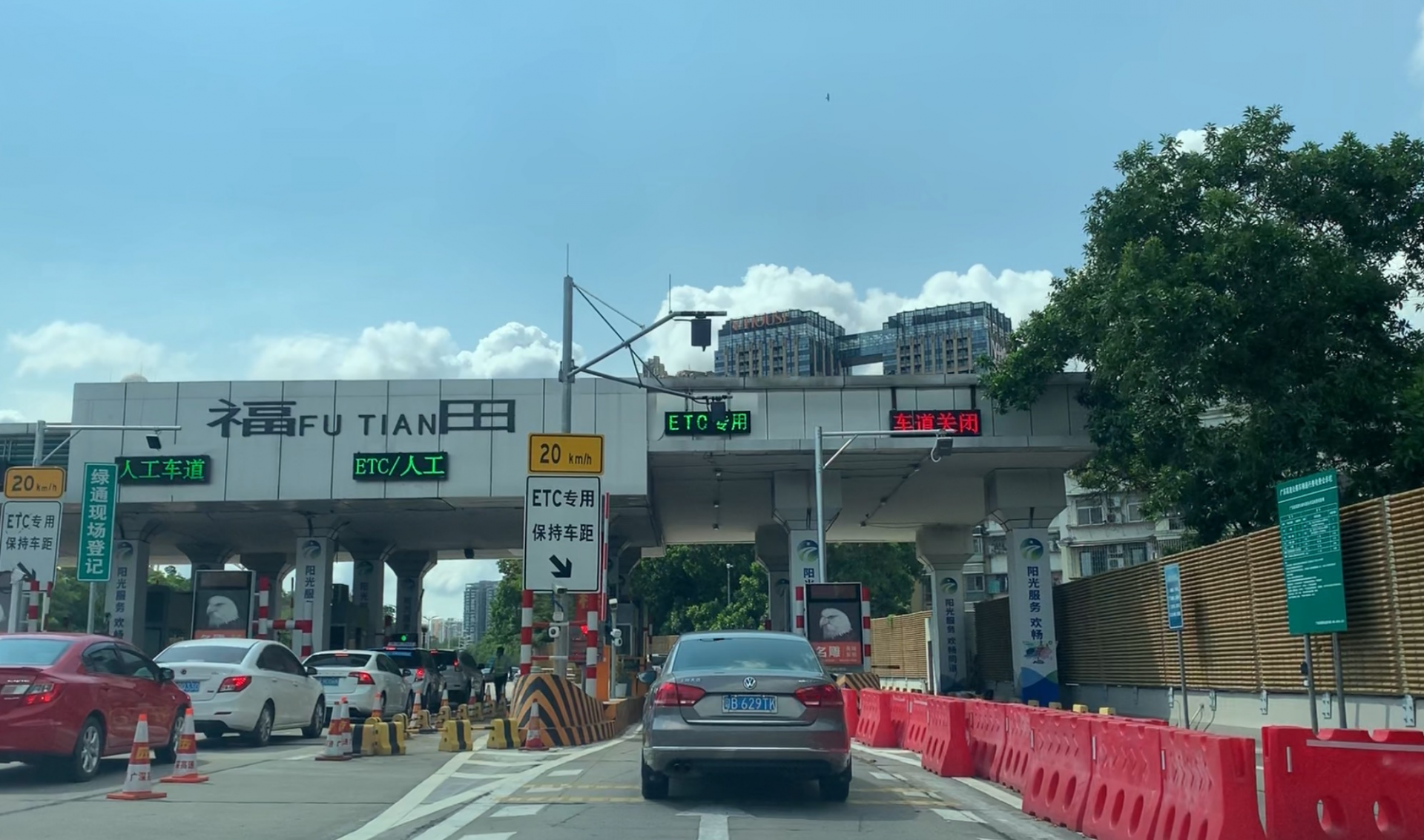 高速公路恢复收费，出入口运行平稳