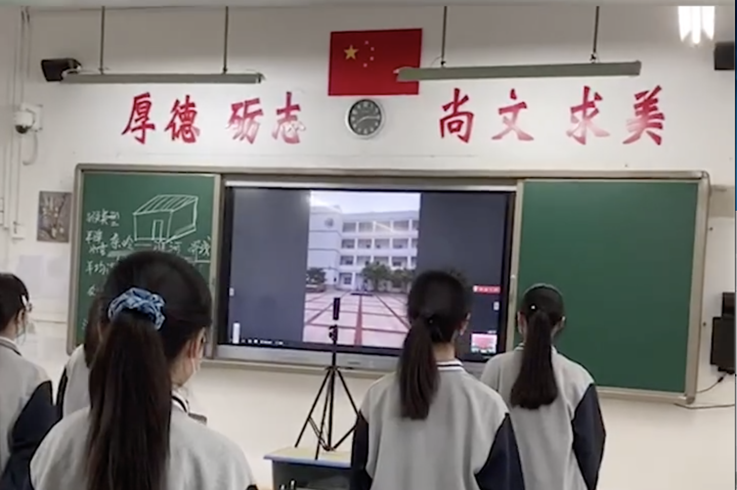 武汉高三复课首日教室里响起国歌！网友：看哭了