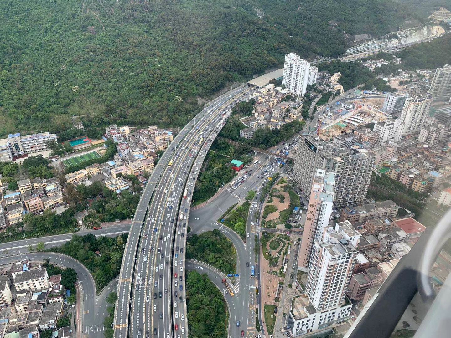 往粤东方向车流和东部景区车流叠加 罗沙路至深盐二通道车多缓行近10小时