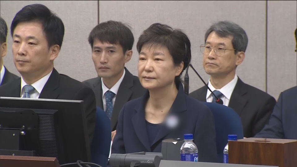 “干政门”案开审三年后，朴槿惠狱中首次要求查看调查记录