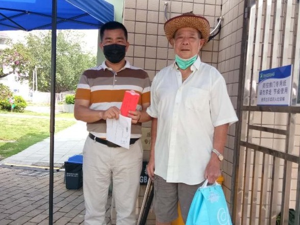 满满的育苗情！坪山一老伯连续33年为碧岭小学“六一”捐款  