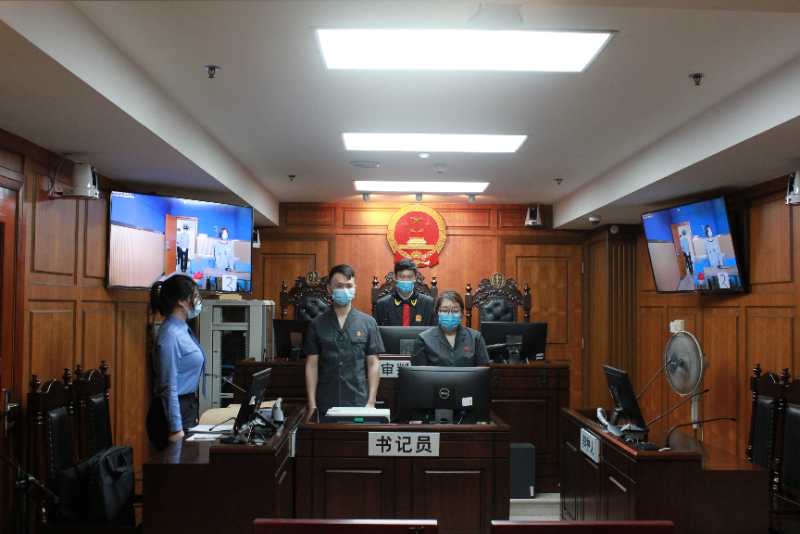 潜入市八医院隔离病房偷手机的女子，从重处罚！
