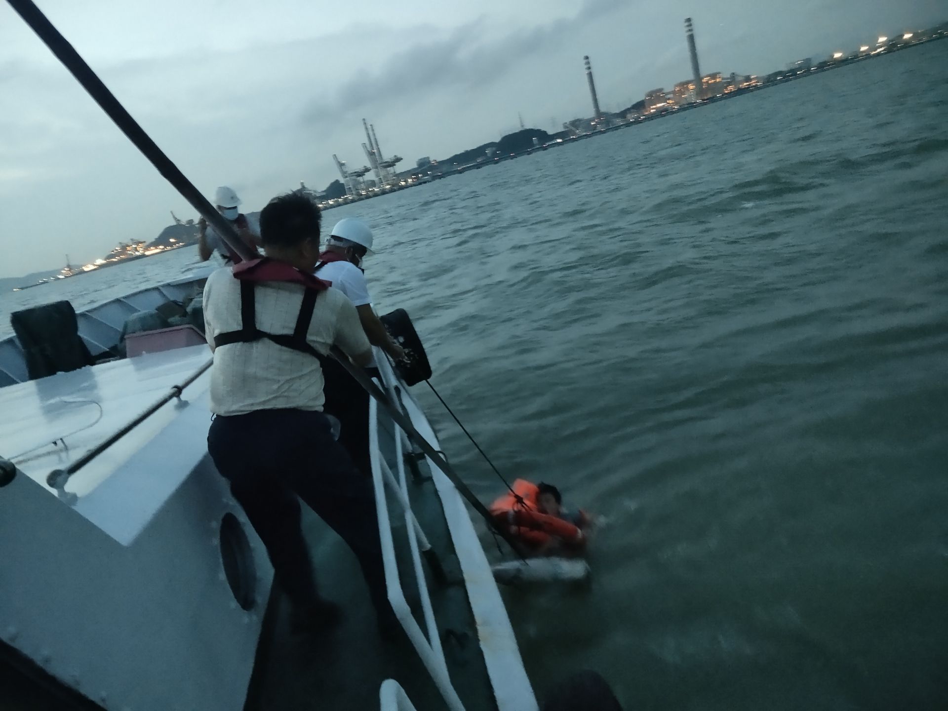 ​广州海事部门在珠江口紧急救起一跳海轻生船员