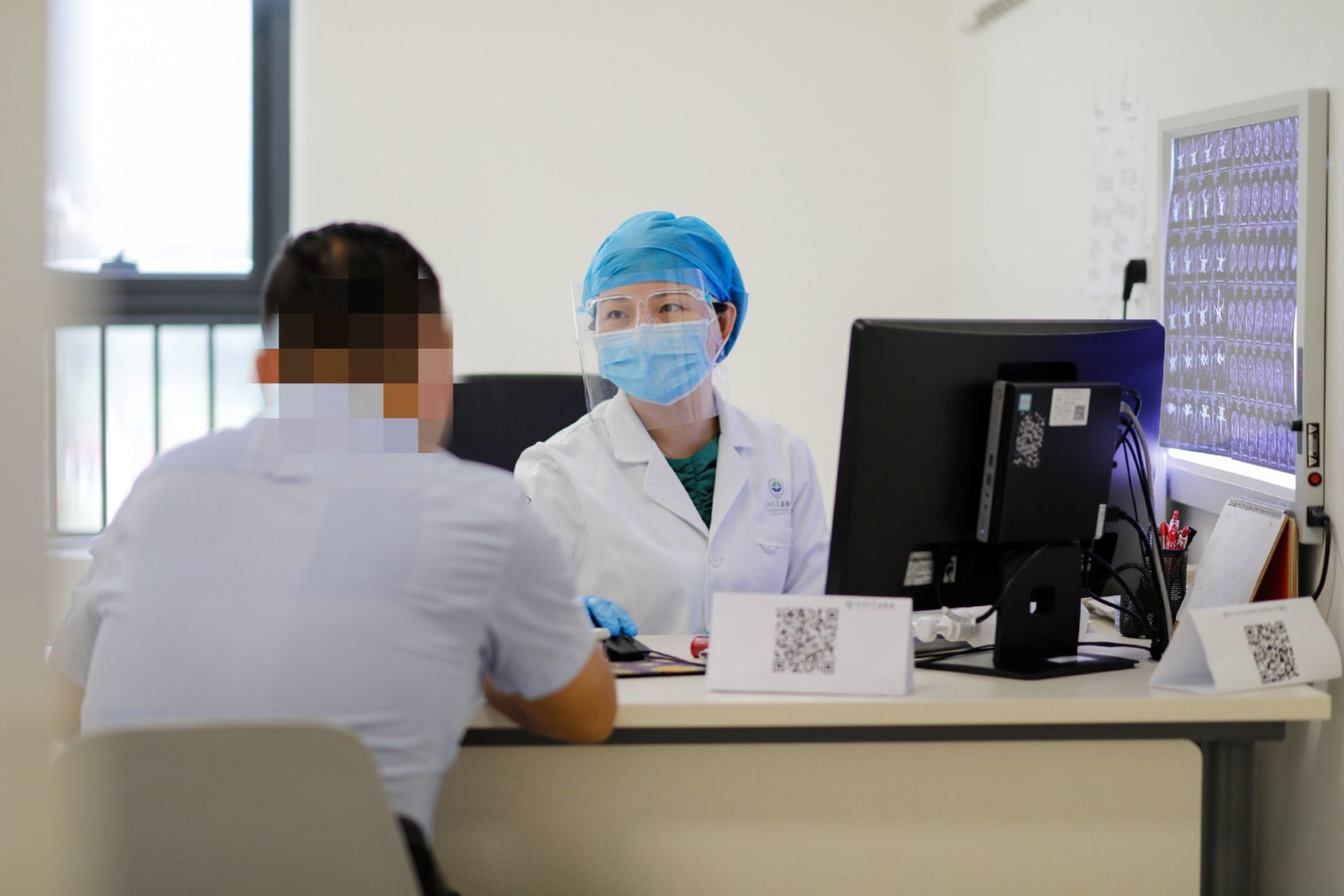 男子随时头晕、呕吐，40年没敢抬头看过天！只因得了患病率约1％的病
