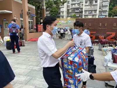 校长帮搬行李，深圳二实学生和家长为学校防护态度点赞