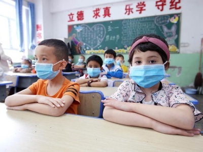 深喀千校手拉手 爱心飞越千万里，喀什的孩子戴上了深圳捐助的口罩
