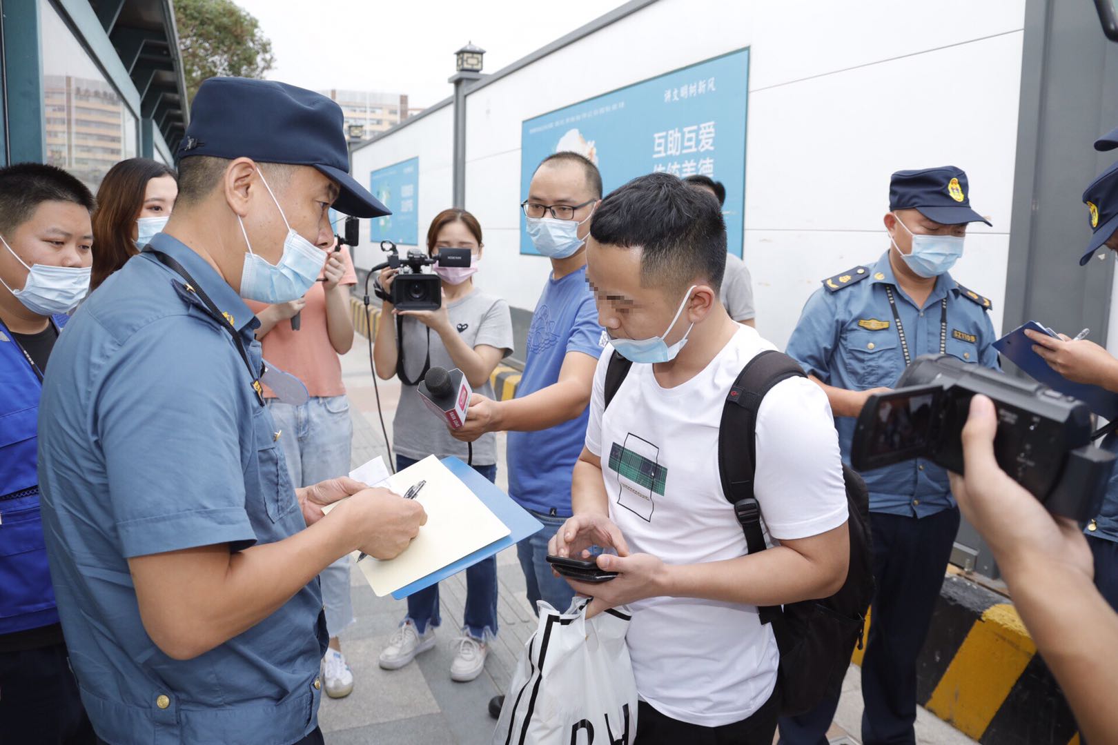 在深圳公交站台干这件事，最高罚款500元