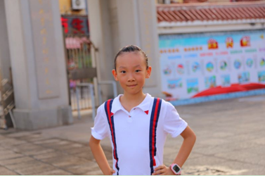 老爷爷雪地滑倒，深圳小学生施援手