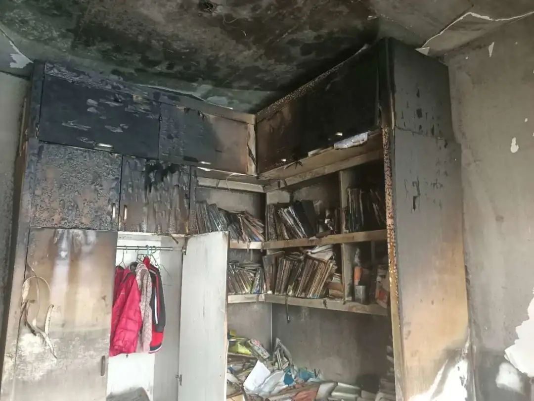 东莞一女童在家玩打火机引发火灾