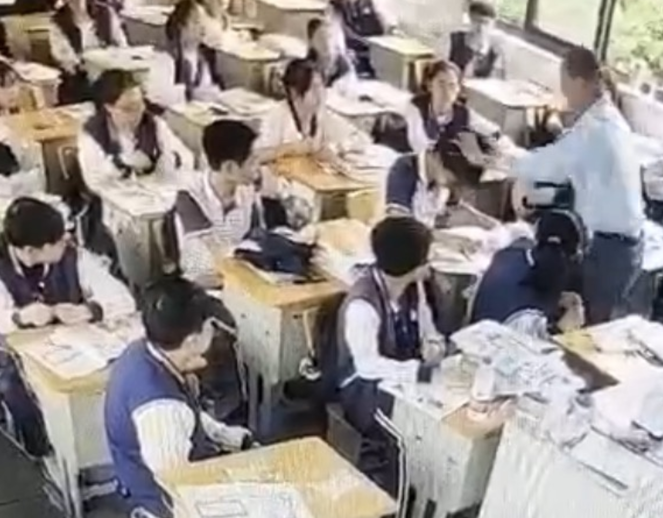 浙江余姚教育局通报教师教室内掌掴女学生：停职道歉