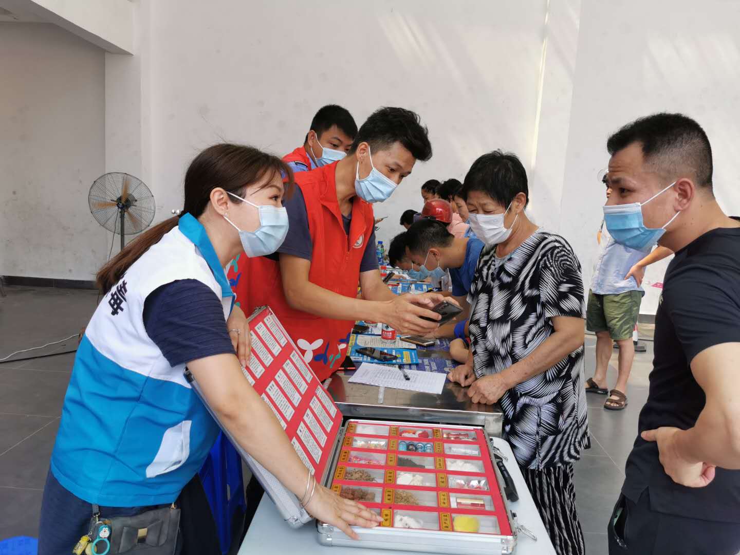 公明开展禁毒安全教育 为居民带去禁毒“安全头盔” 
