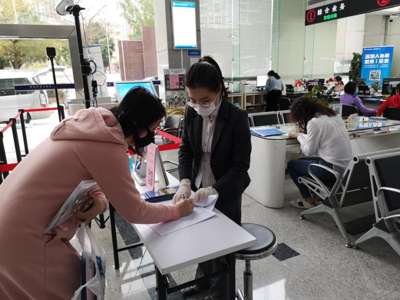 手把手教居民预约办理业务，南山桃源行政服务大厅热情服务获赞