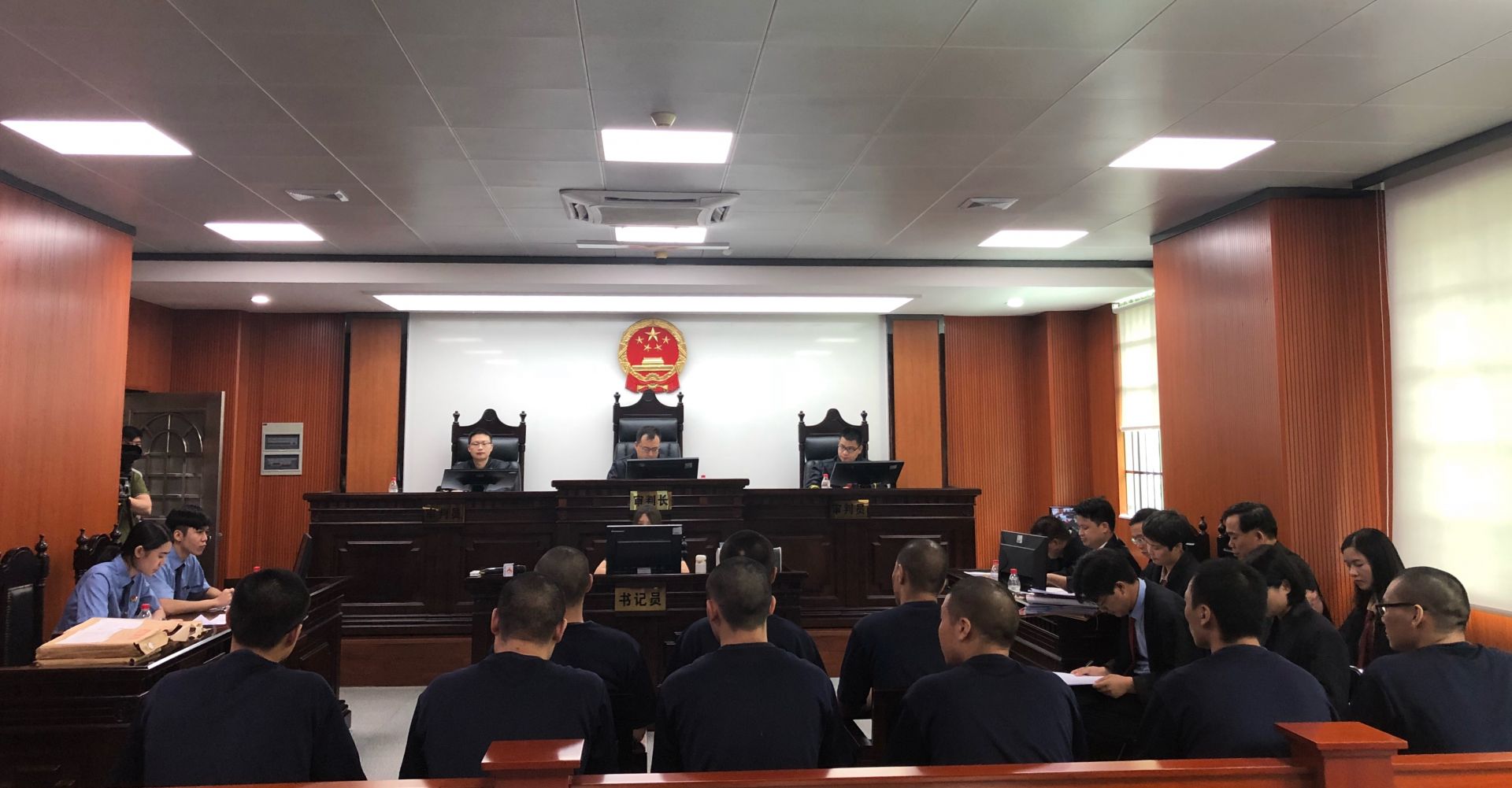 为抢假烟在高速逆行追逐致多车相撞，9人在东莞获刑