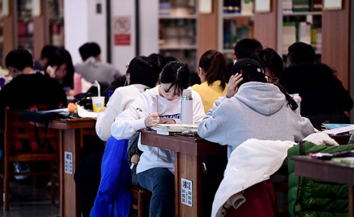 河南农大校长张改平委员：为中小学生减负，也要为大学生增压