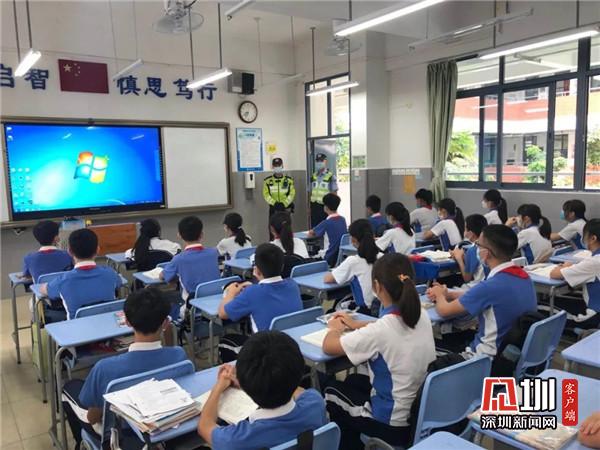  罗湖交警设置87个护学岗 为学子上学路保驾护航