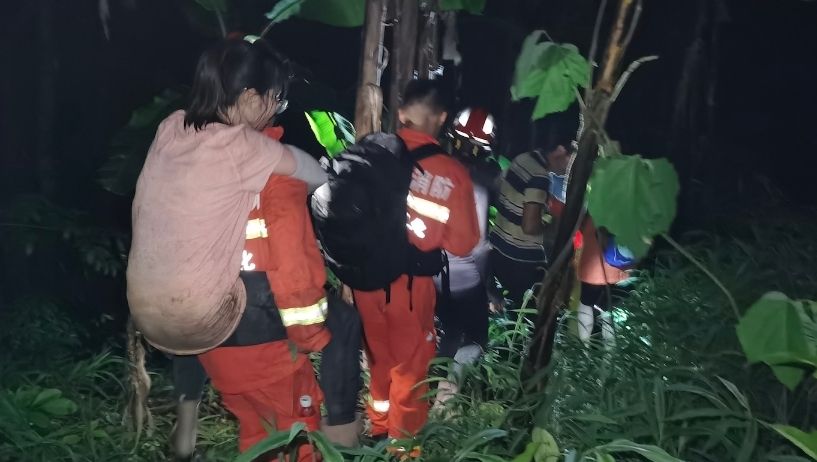 5名“驴友”迷路被困山中，消防5小时解救