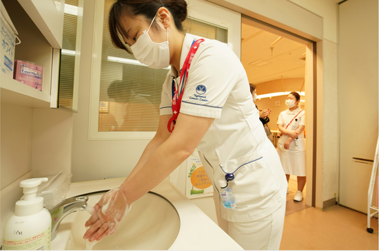 日本102家医院暴发集体感染 550名医护人员确诊