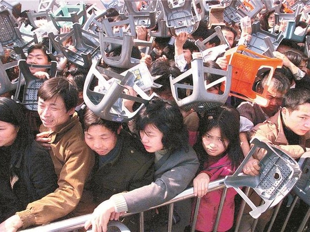 深圳影像志｜高交会馆发售春运火车票（2003年）
