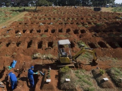 为新冠肺炎逝者腾空间，巴西圣保罗将公墓三年前遗体挖出