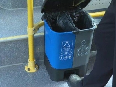 公交车上随手也能垃圾分类 深圳东部公交推出“垃圾分类车厢” 