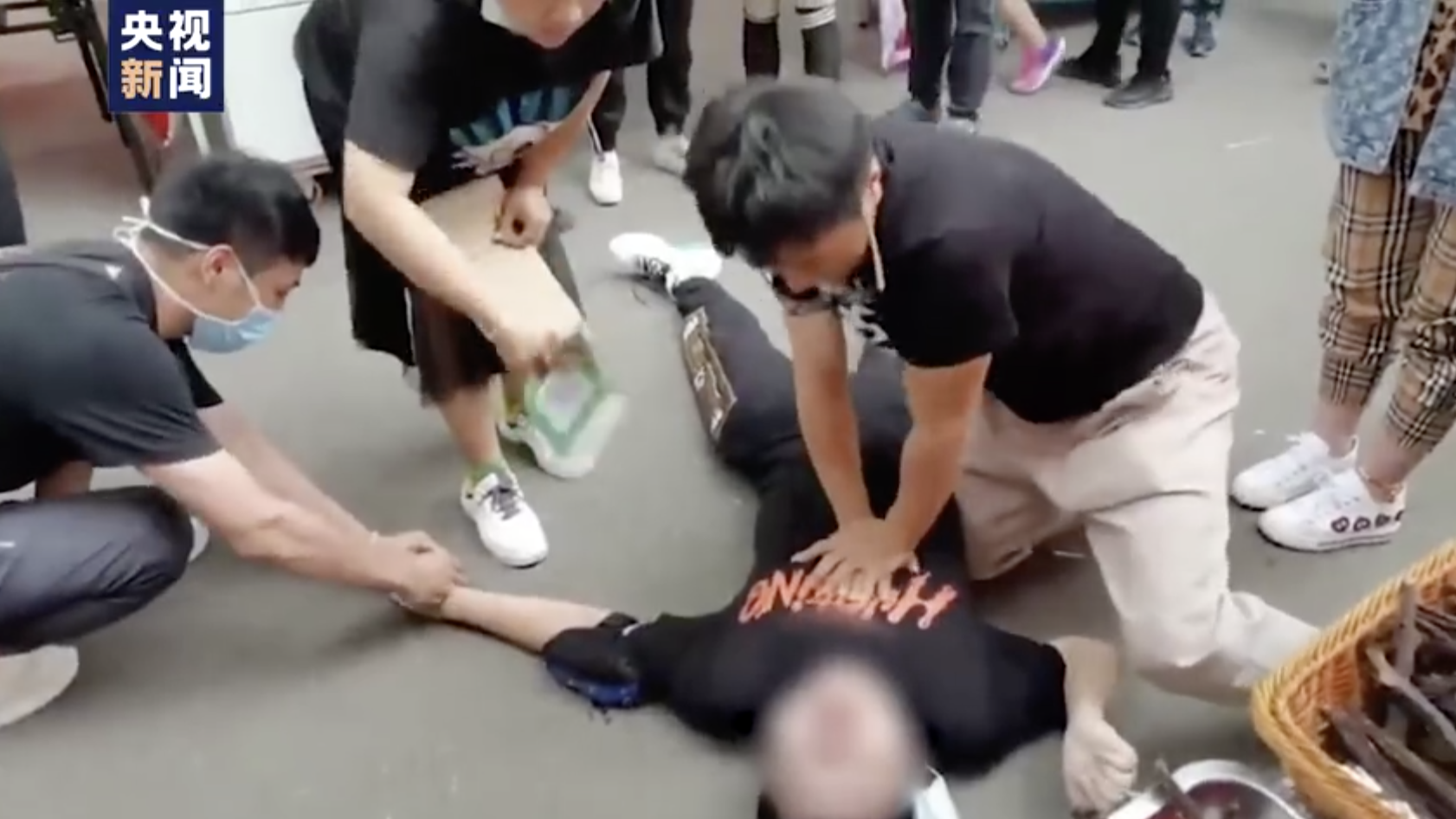 医者仁心！医生跪地救人眼镜都甩飞了