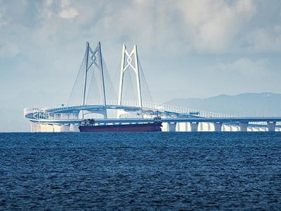 港珠澳大桥桥梁航道于14日12时30分恢复通航
