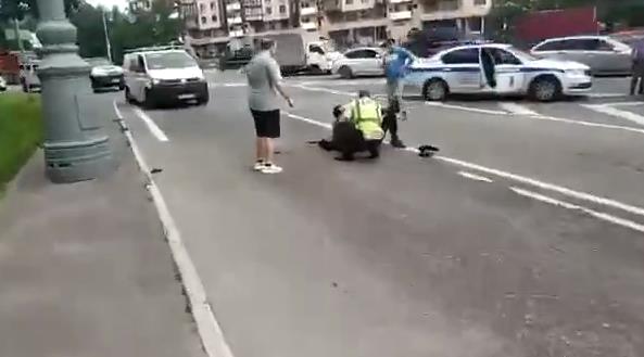 莫斯科发生出租车司机开枪袭警事件 致3人受伤