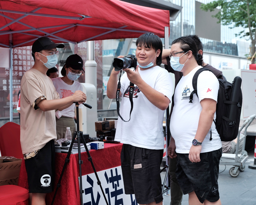 首届华强北摄影艺术行为展开幕 60张脸谱定格疫情下的人们