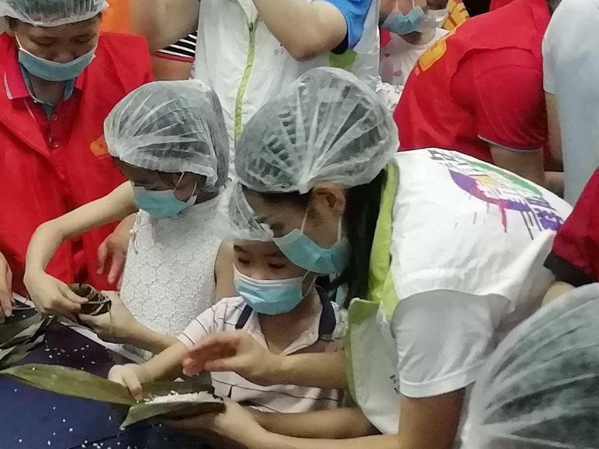 包粽子、拼龙舟，来穗子女提前过了个特别的端午