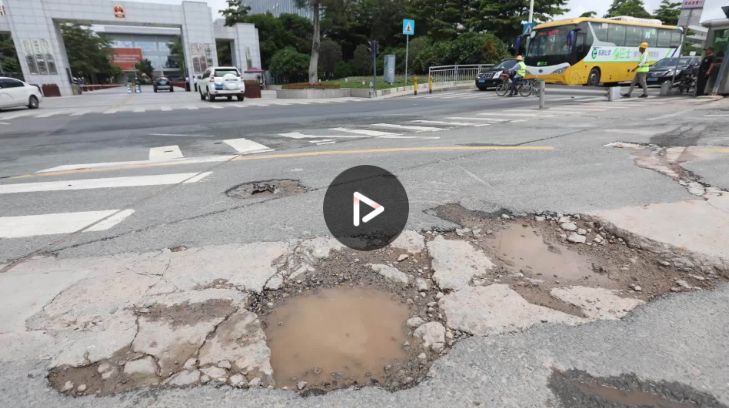 坪山一路段因地铁施工坑洼不平，影响市民出行，执法部门介入