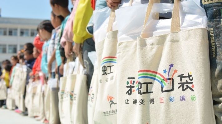 ​这些“彩虹口袋”架起城乡孩童“爱的虹桥”