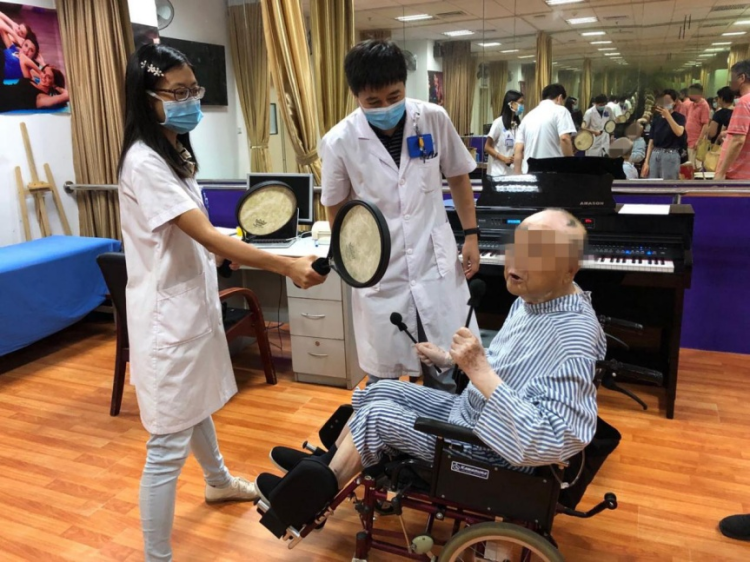 95岁老人说话结巴因为宅家太久？专家：脑子里长了恶性瘤！