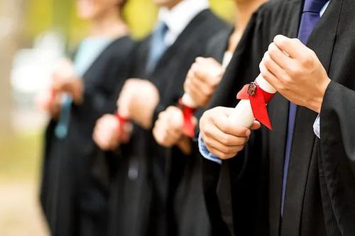 即将进入社会的毕业生们，请记住总书记的这些话