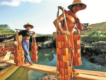 深圳影像志 | 挑砖工与红砖头（2009年）