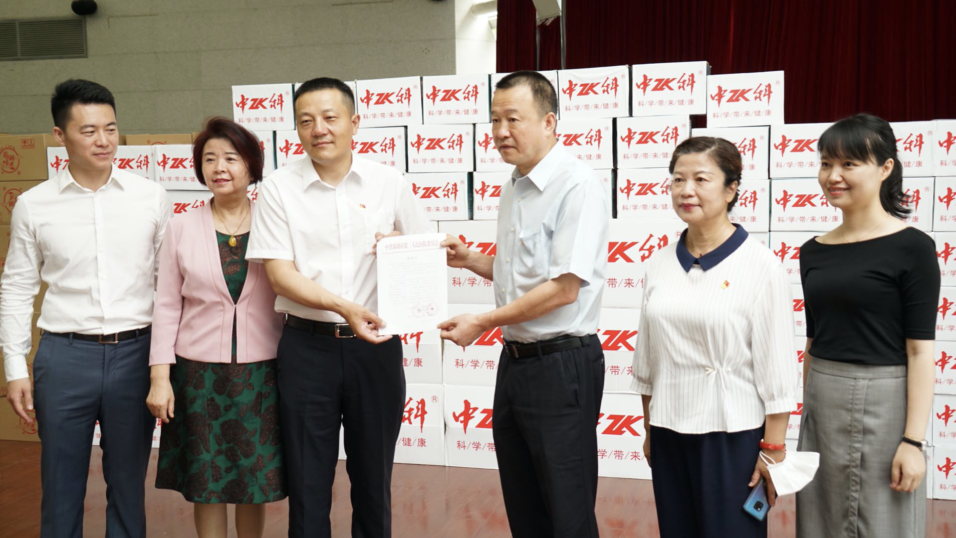 市健康产业促进会向市第三医院捐赠健康产品