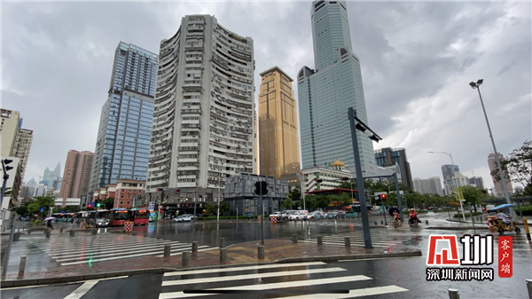 “暴雨中的深圳人” 一举一动展示着深圳文明
