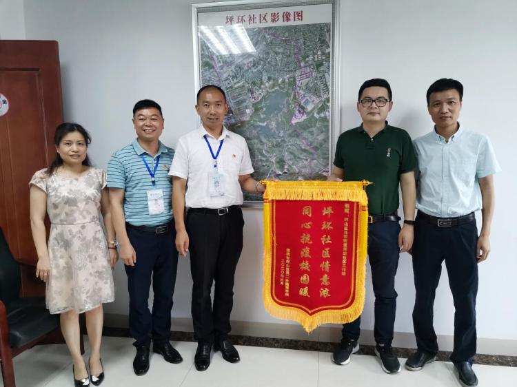 社校同心共抗“疫”，赠送锦旗表谢意