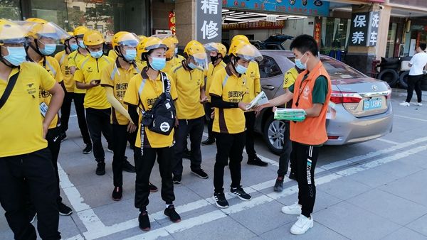 外卖小哥化身禁毒宣传使者 向宝安市民传递禁毒知识