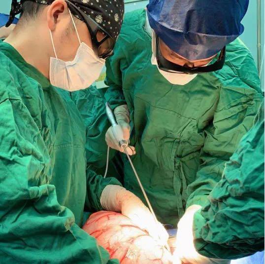 罕见！男子腹部出现巨型包块 龙岗中心医院为其切除