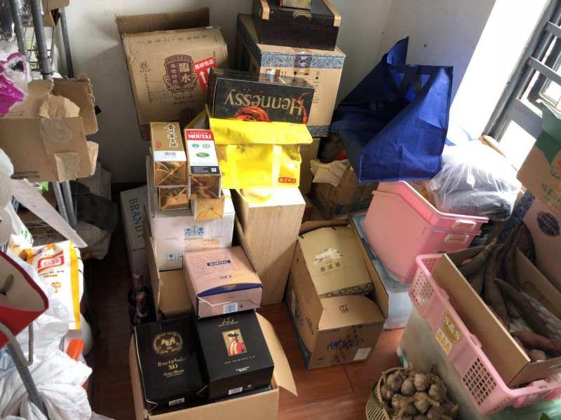 “老赖”背负巨债还过着奢侈生活，执行法官突袭豪宅将其拘留