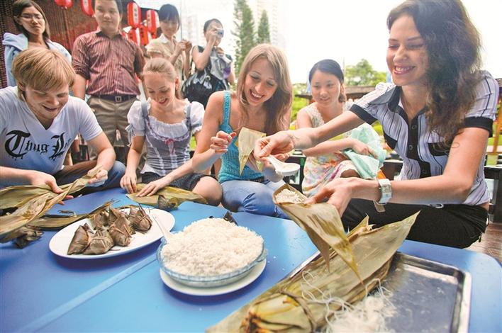 深圳影像志 | 外籍员工包粽子（2009年）