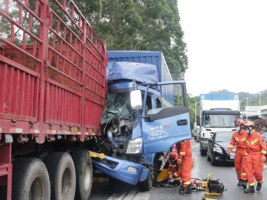 IN视频｜货柜车追尾人员被困 化学品泄漏深圳消防破拆驾驶室救人 