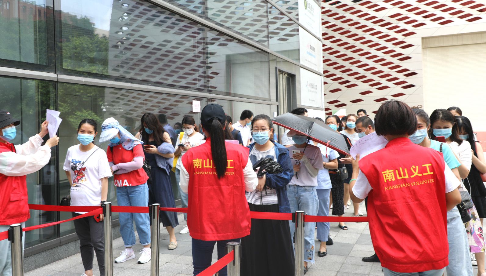 协和深圳医院对重点人群开展核酸检测采样
