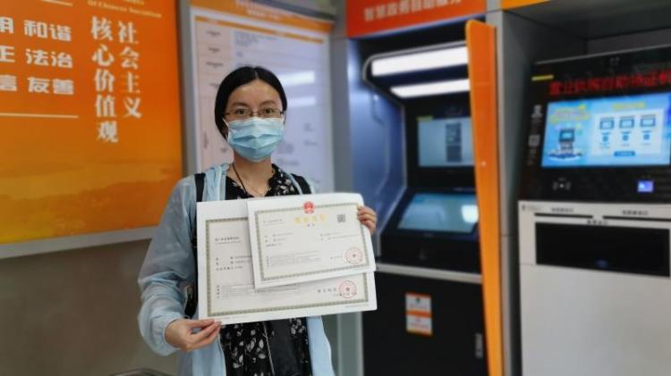 不出街道自助领“证”，石岩街道优化营商环境又出新招