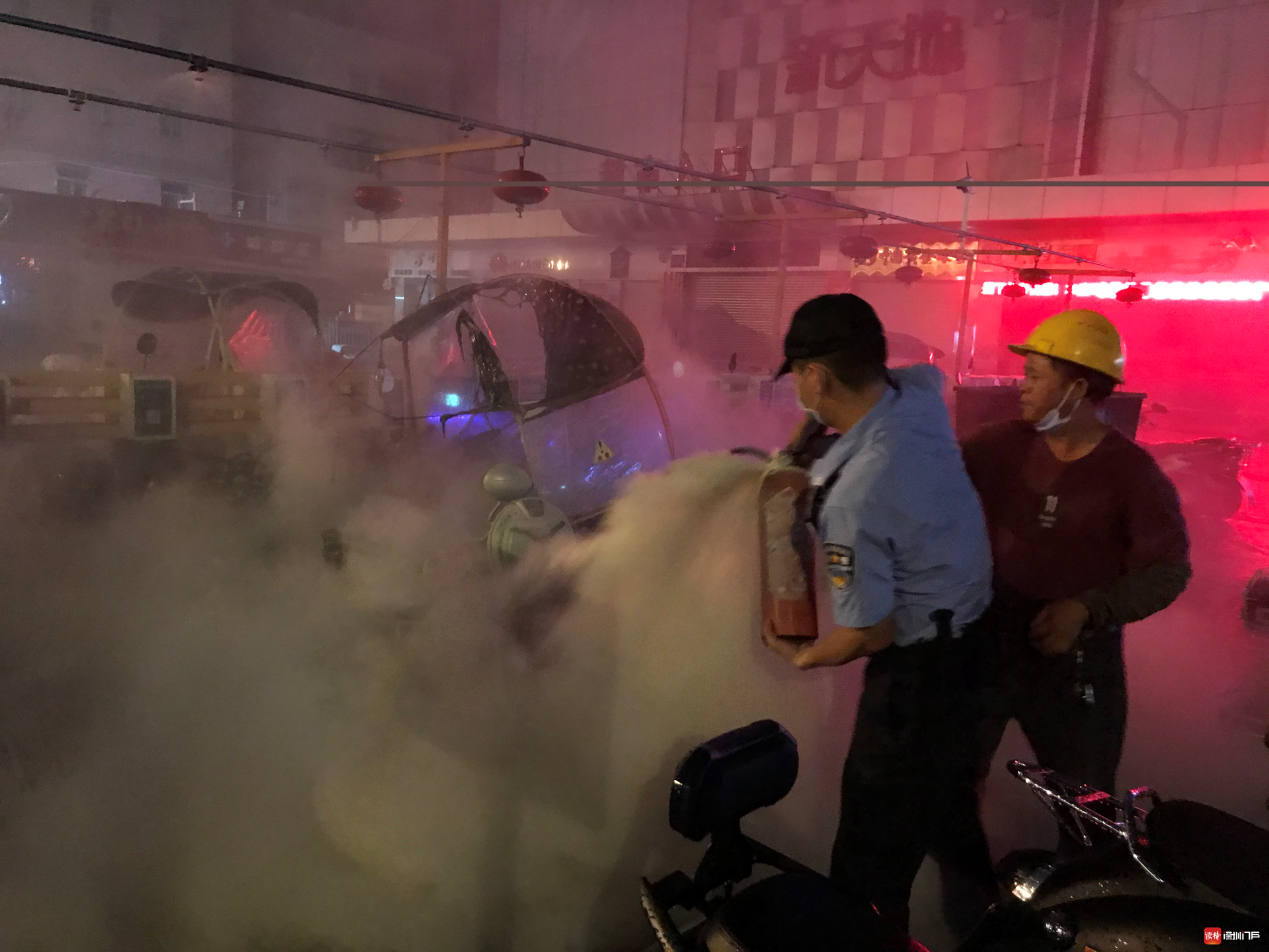 电动车短路引发火灾 巡警与市民协力扑救