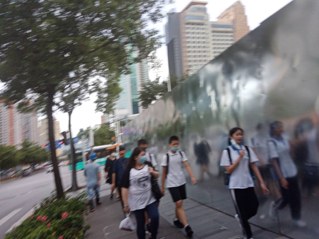 罗湖市民抱怨开发商圈占人行道 相关部门及时出手督促整改