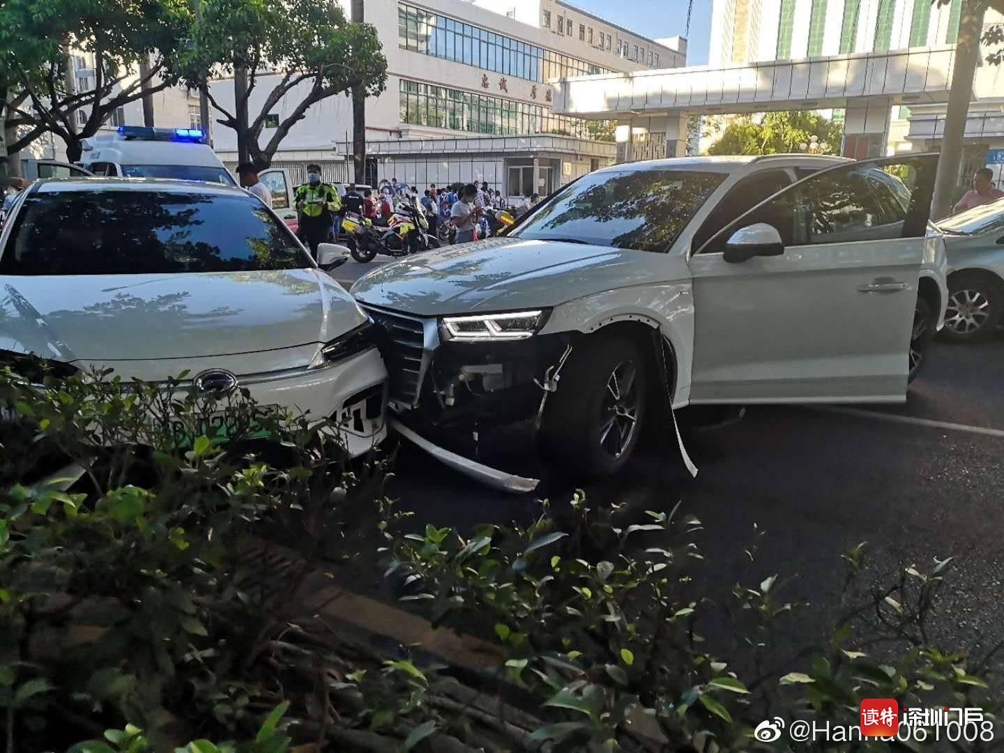 一小车与4车相撞 事发宝安新安街道，4人受伤