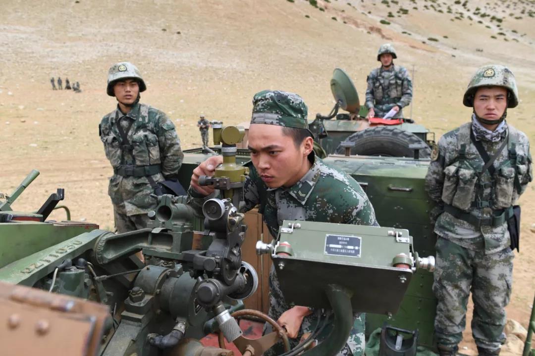 西藏军区某旅举行立体拔点实兵实弹演习 全面锤炼部队联合作战能力 