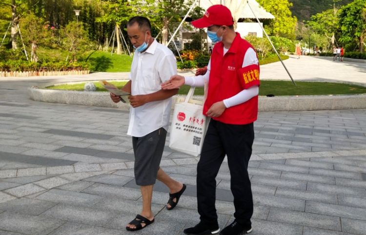 宝安航城街道文明使者助力爱国卫生运动